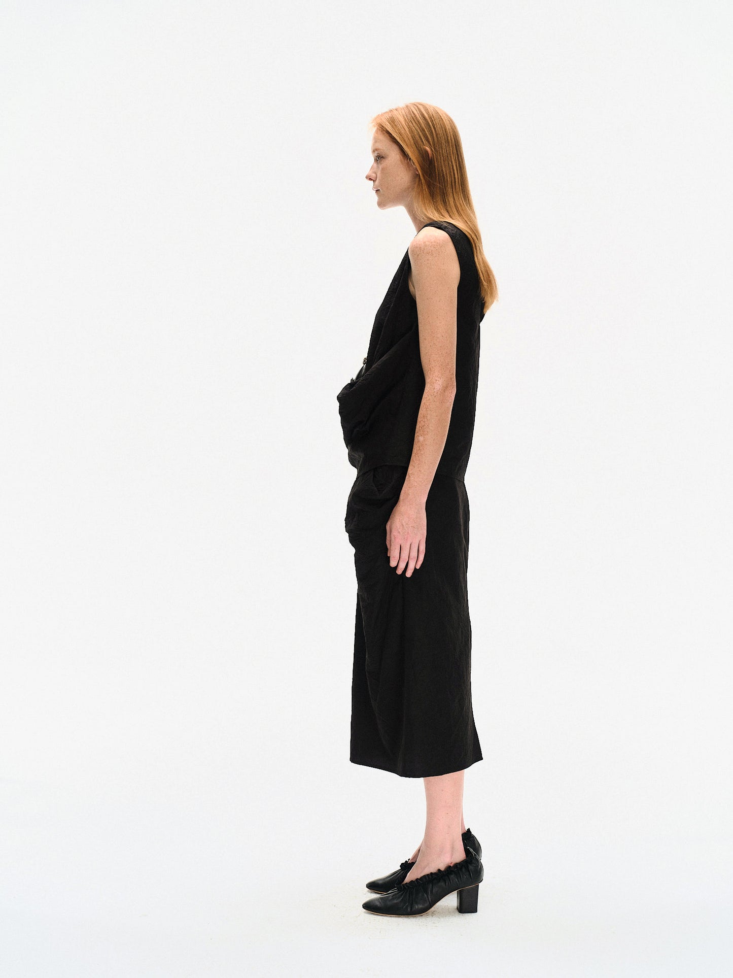BLACK CRINKLED TEXTURE SLEEVELESS TOP