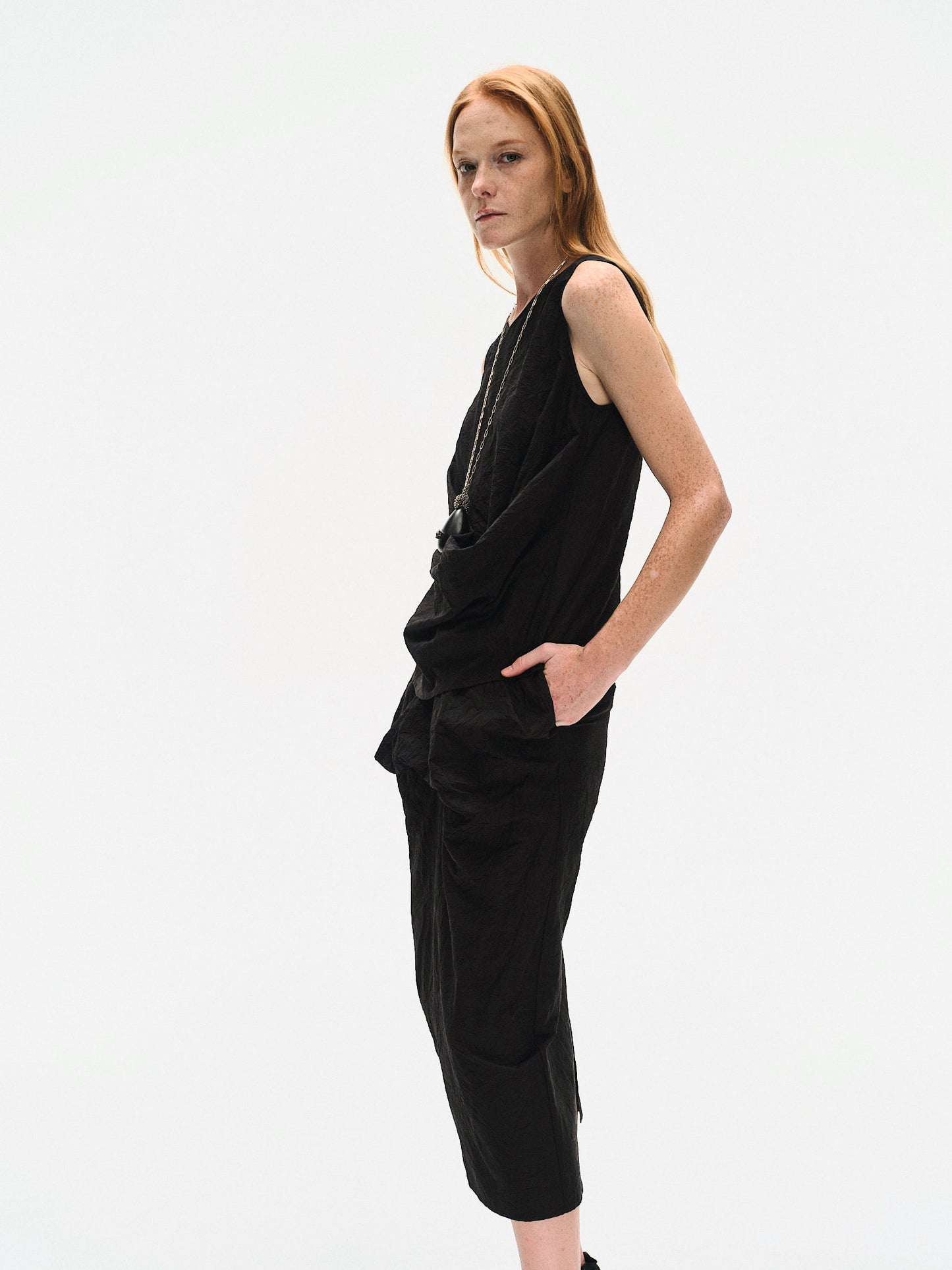 BLACK CRINKLED TEXTURE SLEEVELESS TOP