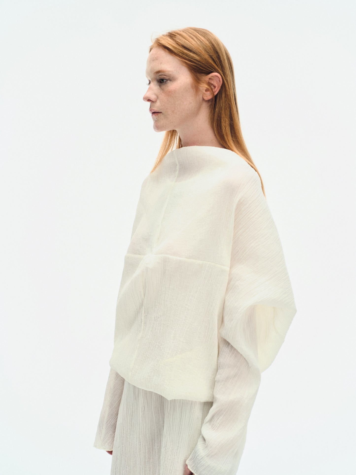 WHITE WRINKLE-TEXTURED REVERSIBLE TOP