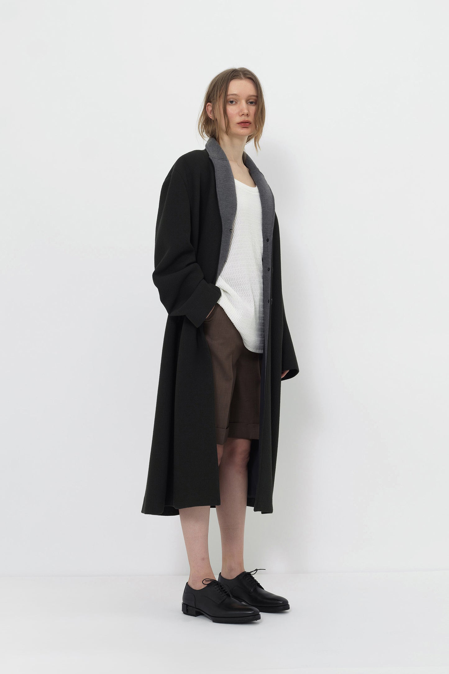 LONG COAT WITH CONTRAST COLLAR IN BLACK