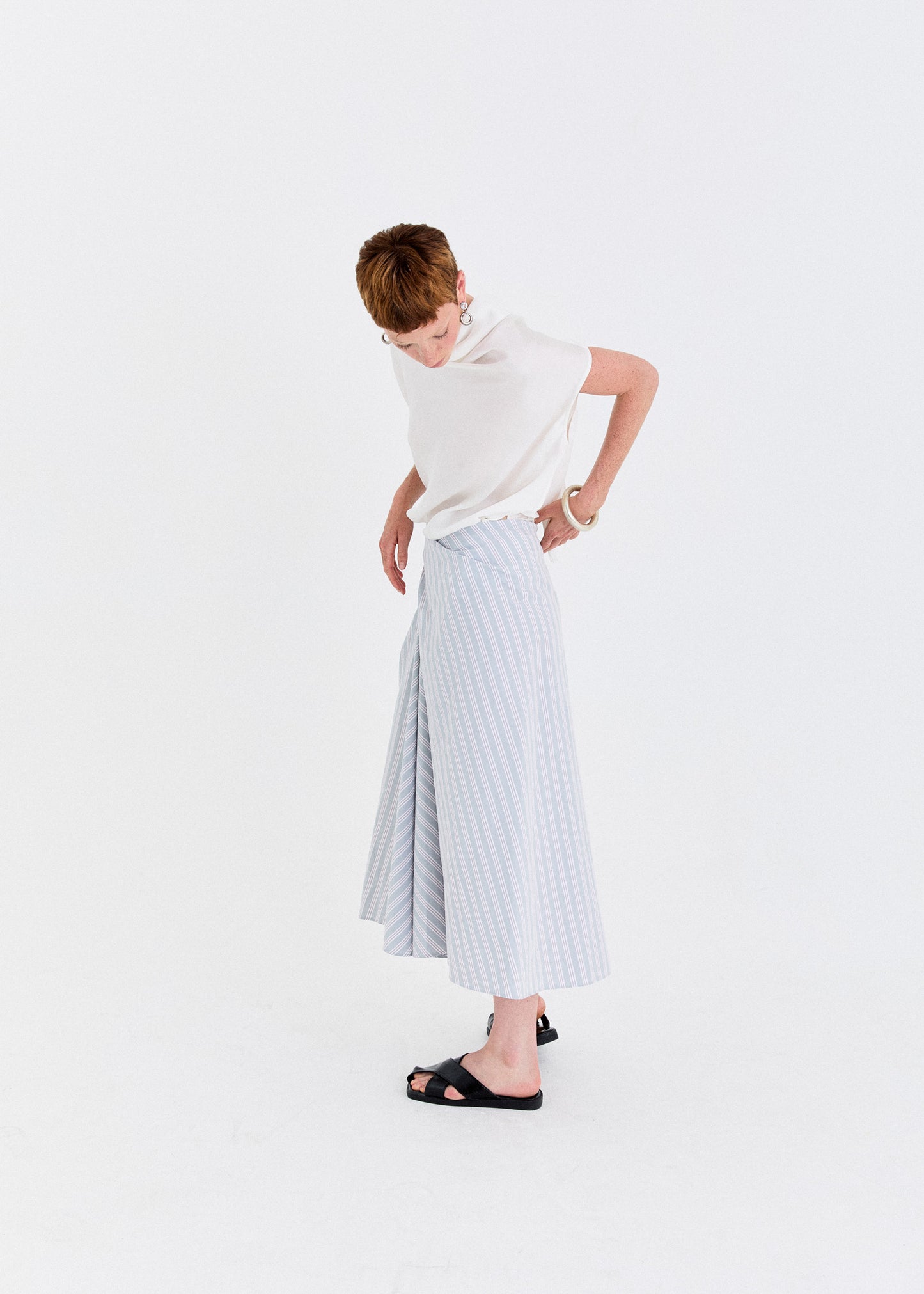 STONEWASHED COTTON TWILL TWISTED-PLEAT MIDI SKIRT