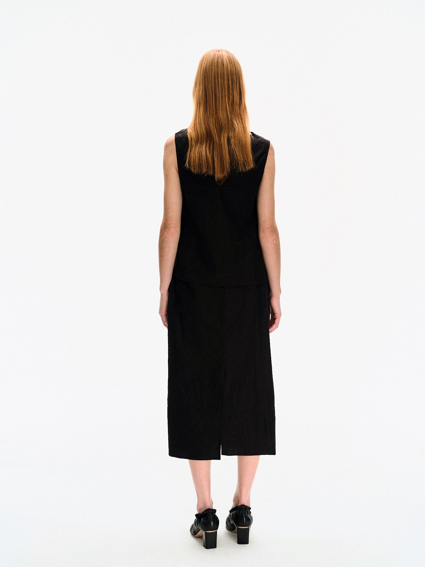 BLACK CRINKLED TEXTURE SLEEVELESS TOP