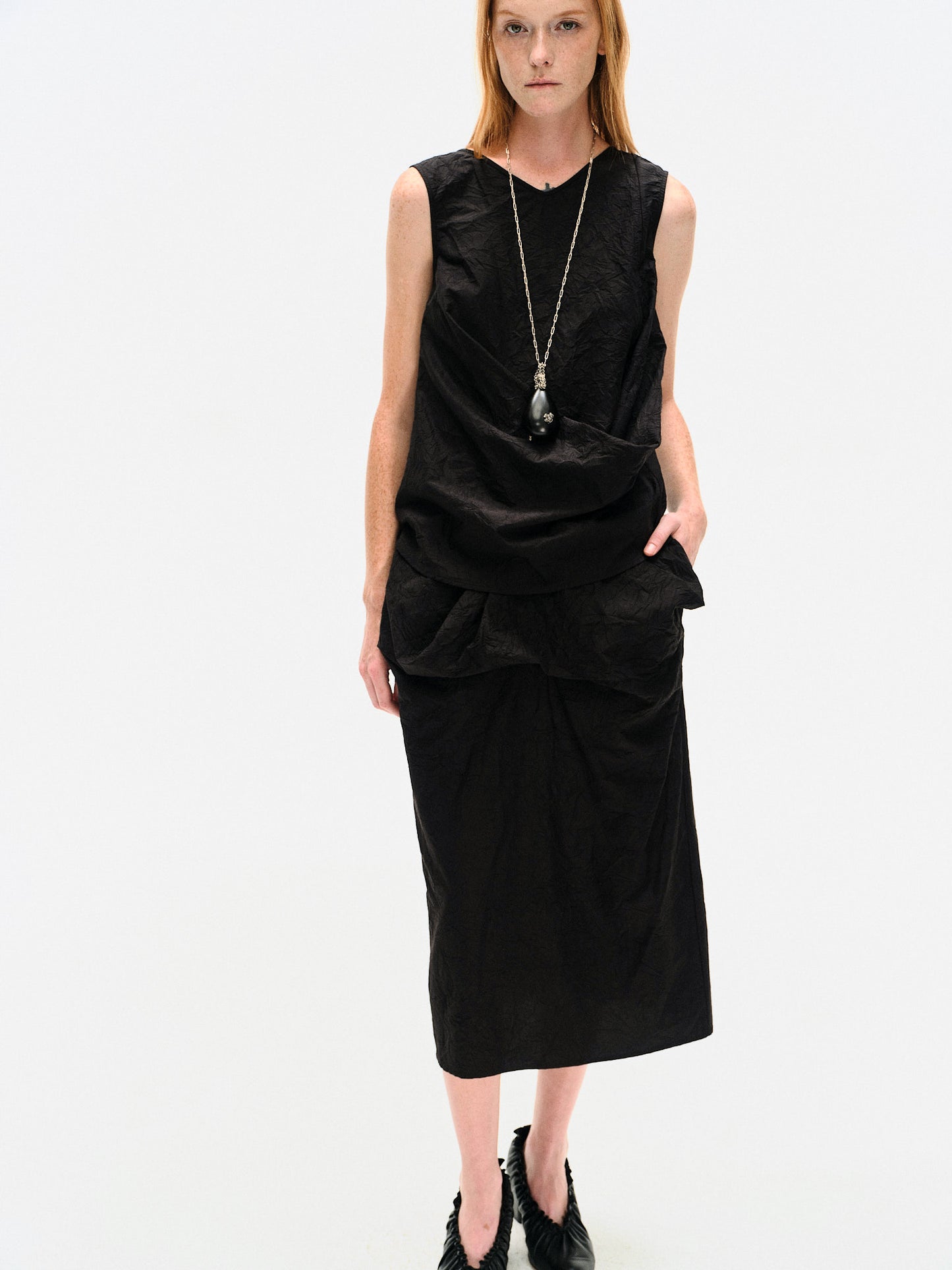 BLACK CRINKLED TEXTURE SLEEVELESS TOP