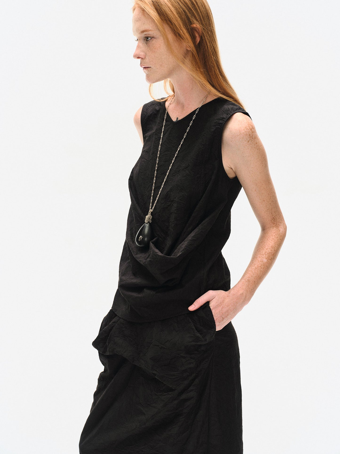 BLACK CRINKLED TEXTURE SLEEVELESS TOP